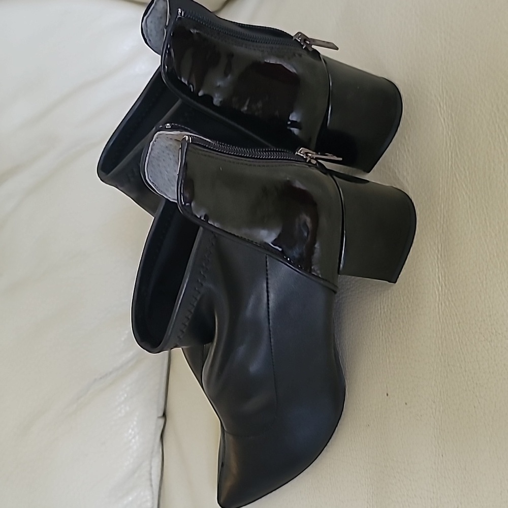 NWT Adrianna Papell Black Booties - Picture 4 of 9